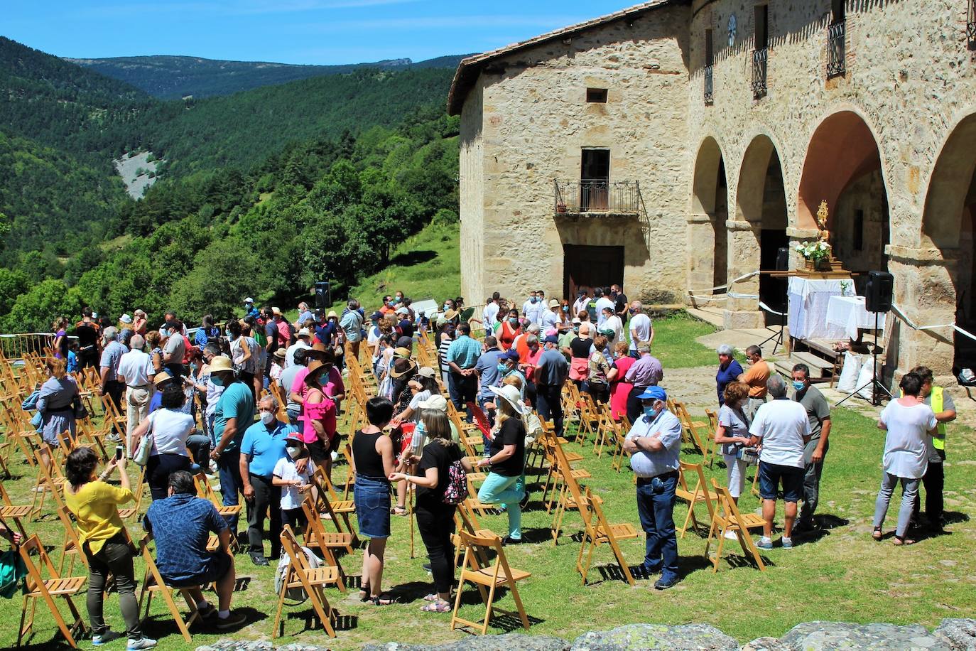 Cerca de 400 personas asisten a la celebración de la romería del primer domingo de julio en la Ermita de la Virgen de Lomos de Orios en Villoslada de Cameros