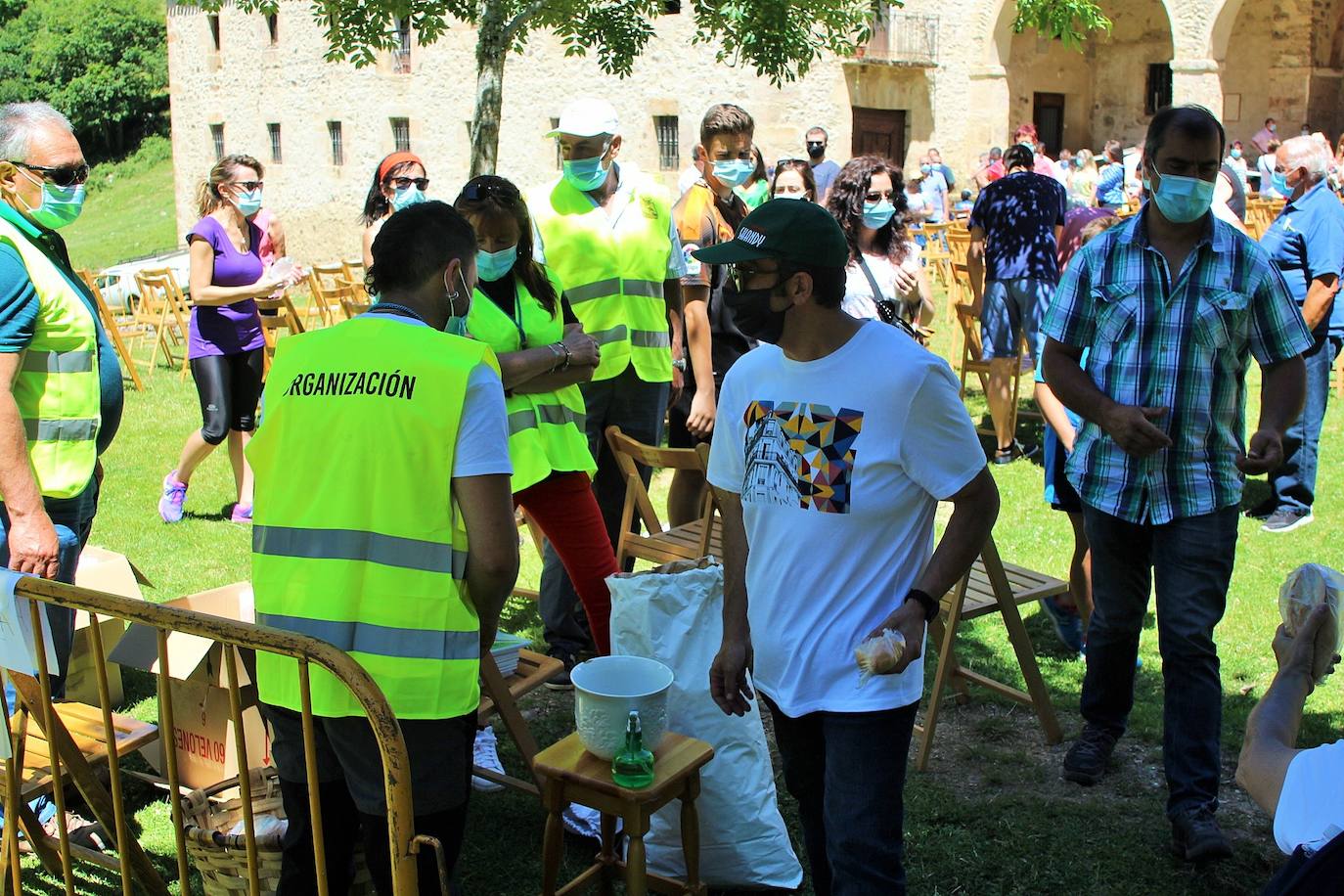 Cerca de 400 personas asisten a la celebración de la romería del primer domingo de julio en la Ermita de la Virgen de Lomos de Orios en Villoslada de Cameros