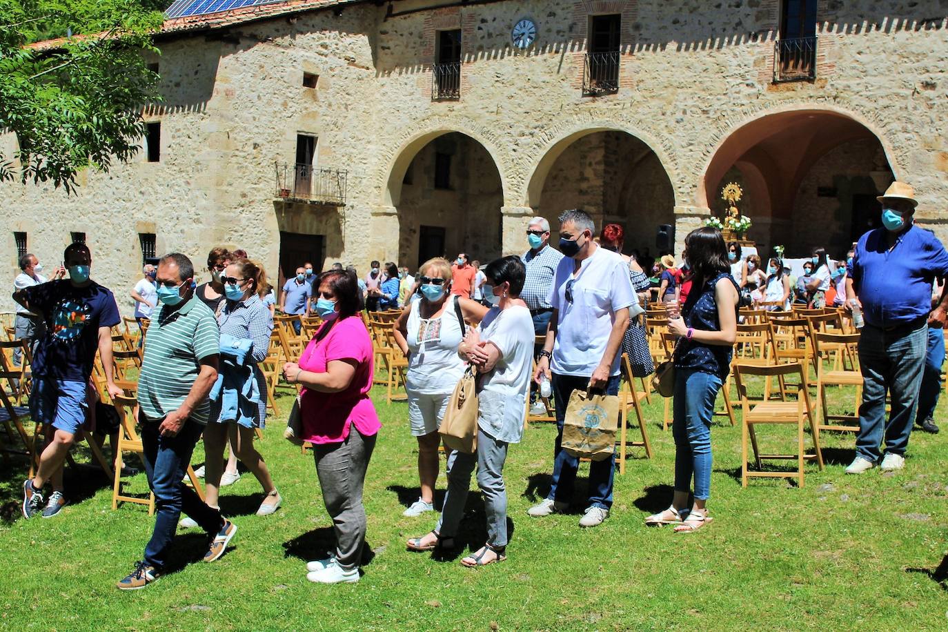 Cerca de 400 personas asisten a la celebración de la romería del primer domingo de julio en la Ermita de la Virgen de Lomos de Orios en Villoslada de Cameros