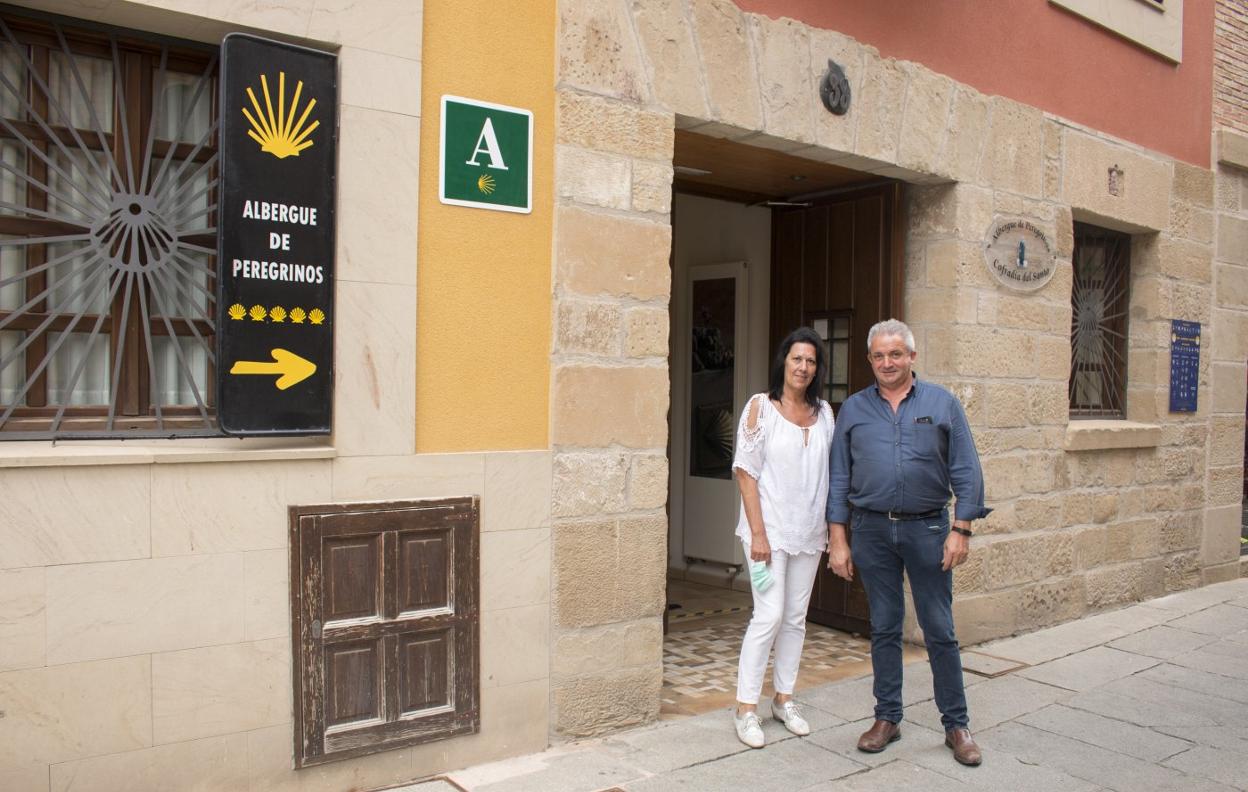 Óscar San Román y María Milagros Luzuriaga, junto al albergue. 