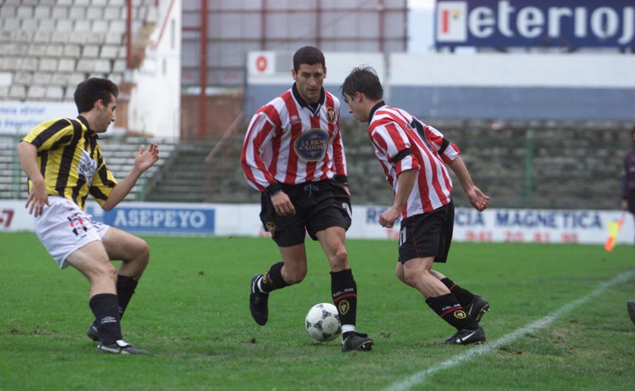 San Román, de frente, en un partido junto Iker Pancorbo. 