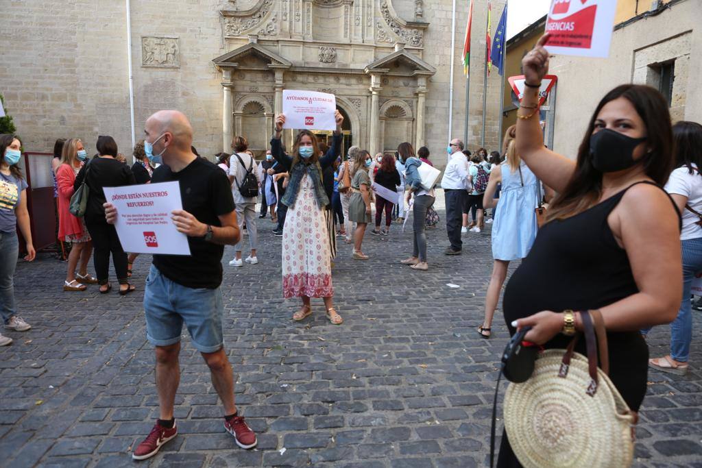 Los trabajadores de Urgencias se han concentrado frente al Parlamento de La Rioja para reclamar mejoras en el servicio. 