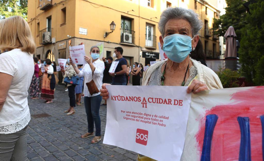 Los trabajadores de Urgencias se han concentrado frente al Parlamento de La Rioja para reclamar mejoras en el servicio. 