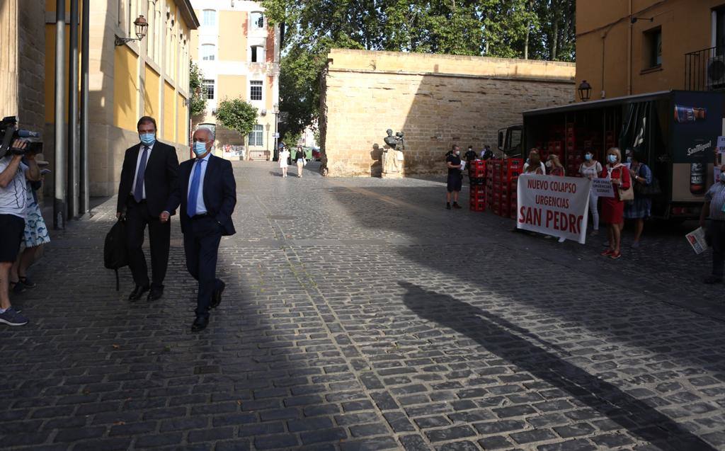 Los trabajadores de Urgencias se han concentrado frente al Parlamento de La Rioja para reclamar mejoras en el servicio. 