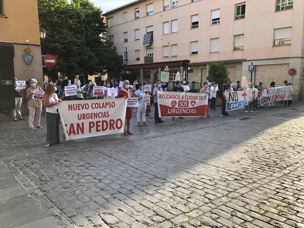 Los trabajadores de Urgencias se han concentrado frente al Parlamento de La Rioja para reclamar mejoras en el servicio. 