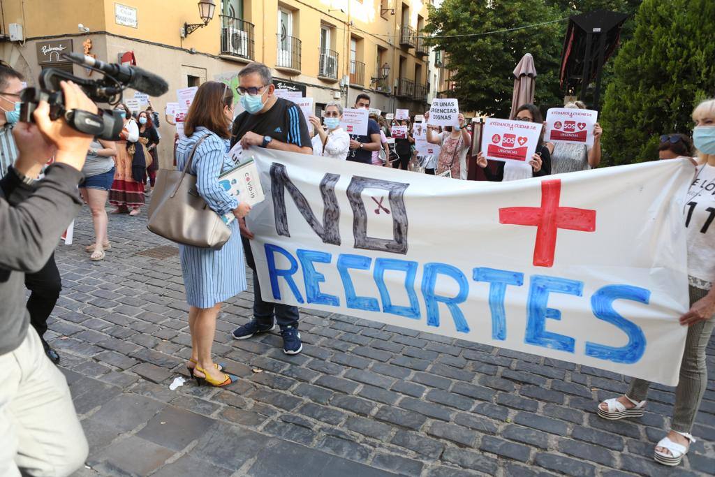 Los trabajadores de Urgencias se han concentrado frente al Parlamento de La Rioja para reclamar mejoras en el servicio. 