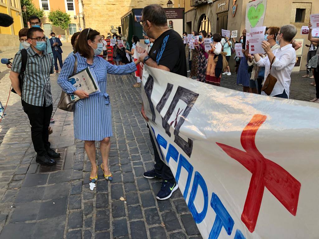 Los trabajadores de Urgencias se han concentrado frente al Parlamento de La Rioja para reclamar mejoras en el servicio. 