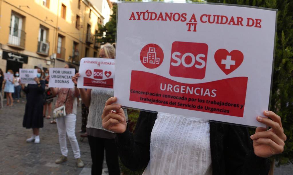 Los trabajadores de Urgencias se han concentrado frente al Parlamento de La Rioja para reclamar mejoras en el servicio. 