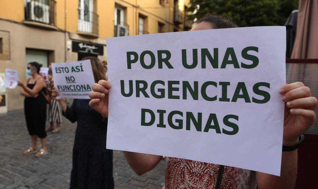 Los trabajadores de Urgencias se han concentrado frente al Parlamento de La Rioja para reclamar mejoras en el servicio. 