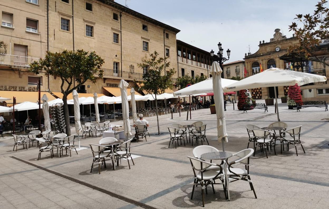 Las mesas y sillas ocupando buena parte de la céntrica plaza de la Paz de Haro. 