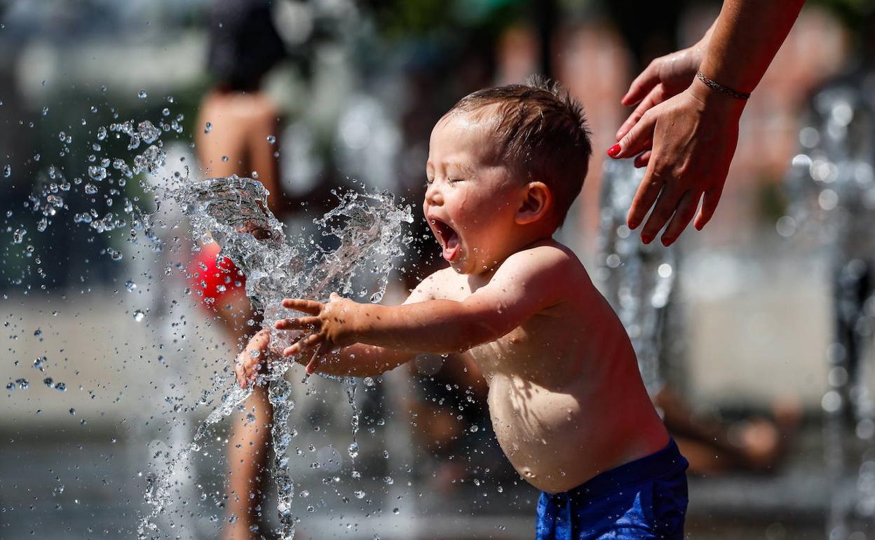 ¿Subes fotos de tus hijos a redes sociales? Sigue estas 9 normas