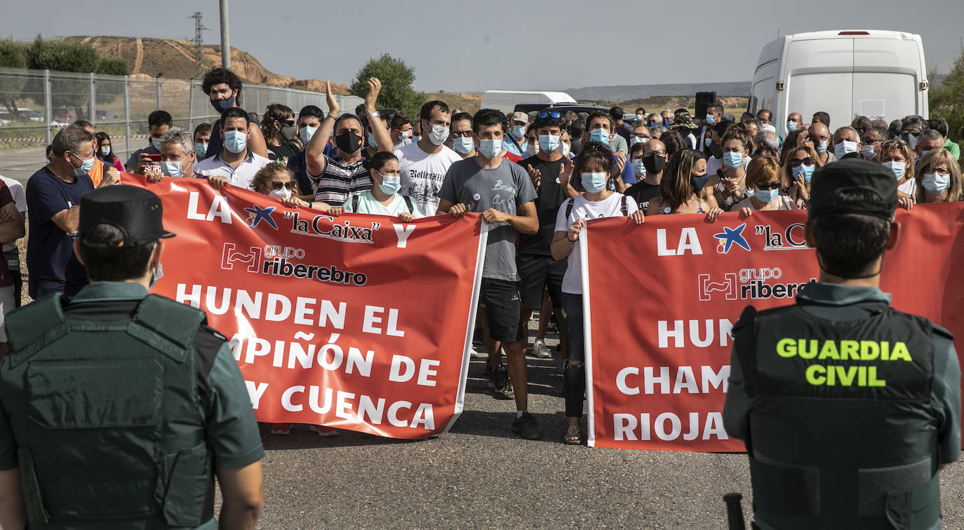 Este jueves más de doscientas cincuenta personas se han concentrado frente a las instalaciones de grupo Riberebro