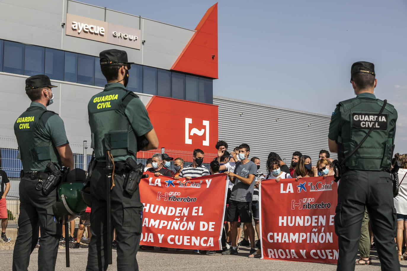 Este jueves más de doscientas cincuenta personas se han concentrado frente a las instalaciones de grupo Riberebro