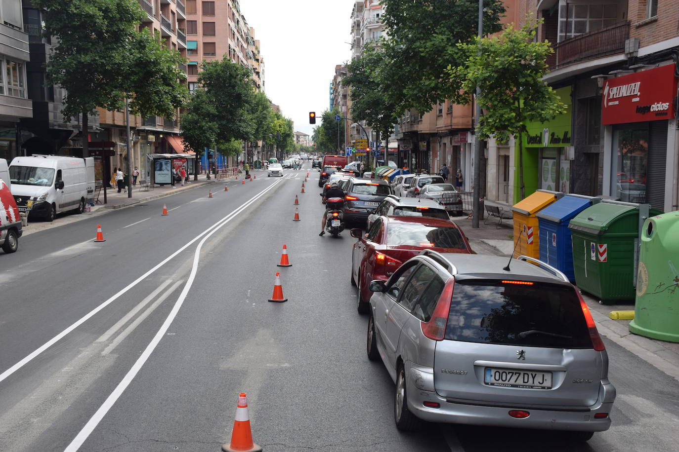 La actuación en la vía, que dejará un carril por sentido para el tráfico en general y habilitará otro para el autobús, provoca atascos en horas punta y despierta las dudas de cara a septiembre.