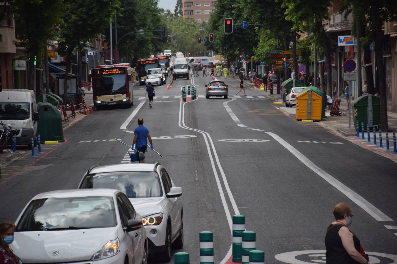 La actuación en la vía, que dejará un carril por sentido para el tráfico en general y habilitará otro para el autobús, provoca atascos en horas punta y despierta las dudas de cara a septiembre.