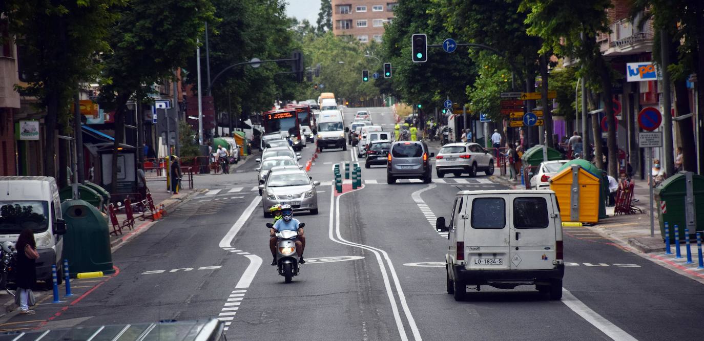 La actuación en la vía, que dejará un carril por sentido para el tráfico en general y habilitará otro para el autobús, provoca atascos en horas punta y despierta las dudas de cara a septiembre.