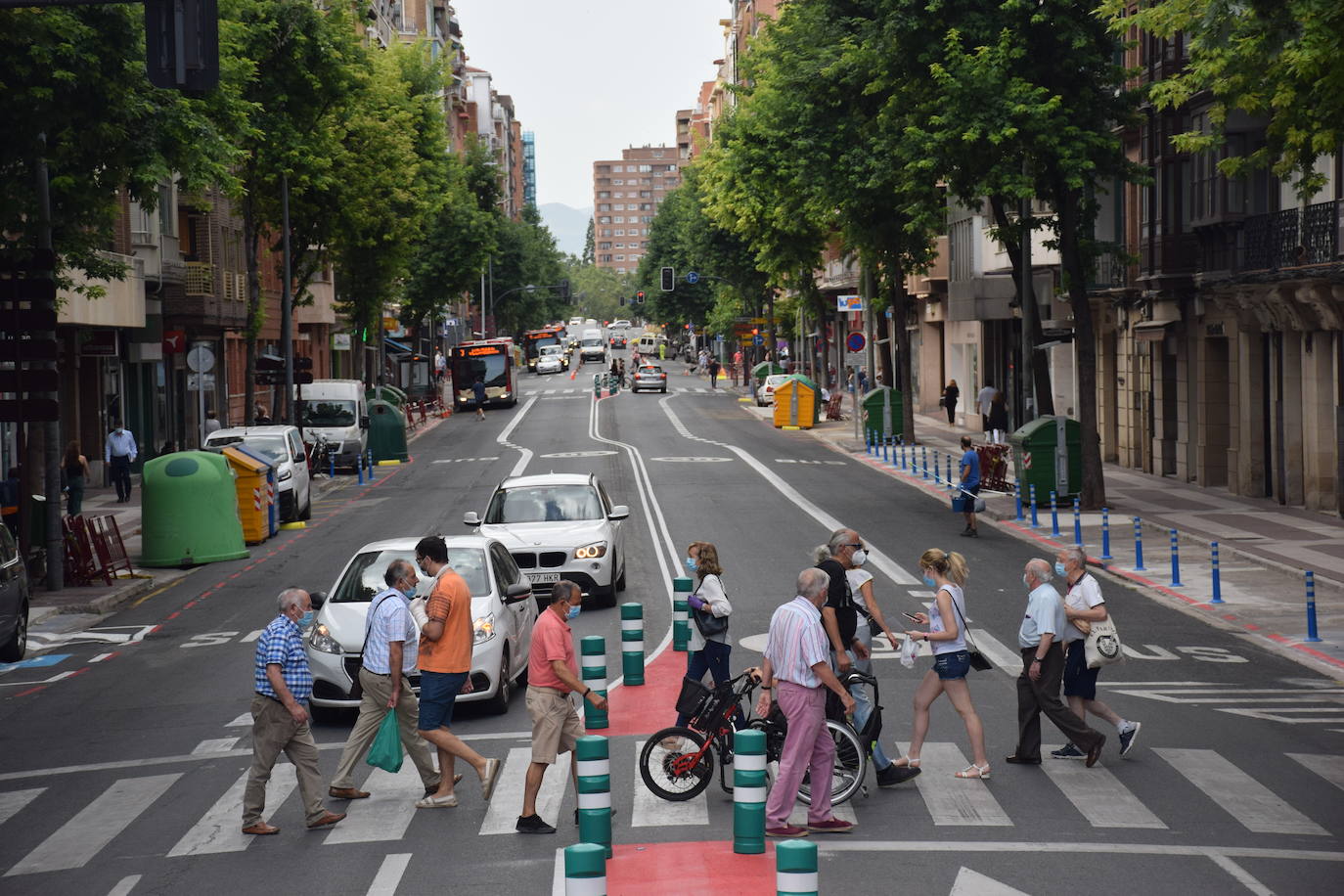 La actuación en la vía, que dejará un carril por sentido para el tráfico en general y habilitará otro para el autobús, provoca atascos en horas punta y despierta las dudas de cara a septiembre.