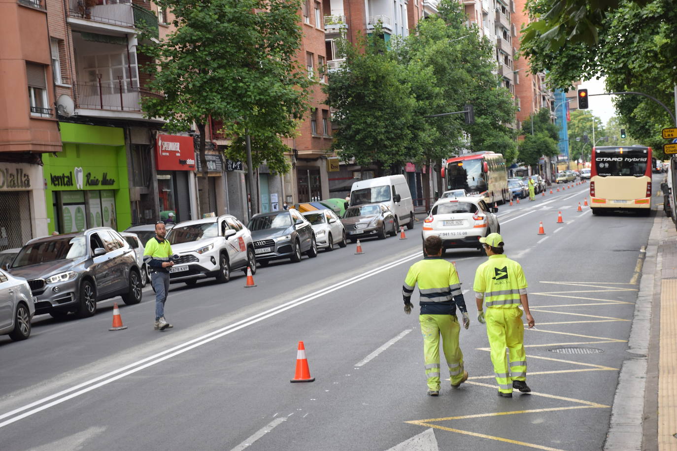 La actuación en la vía, que dejará un carril por sentido para el tráfico en general y habilitará otro para el autobús, provoca atascos en horas punta y despierta las dudas de cara a septiembre.