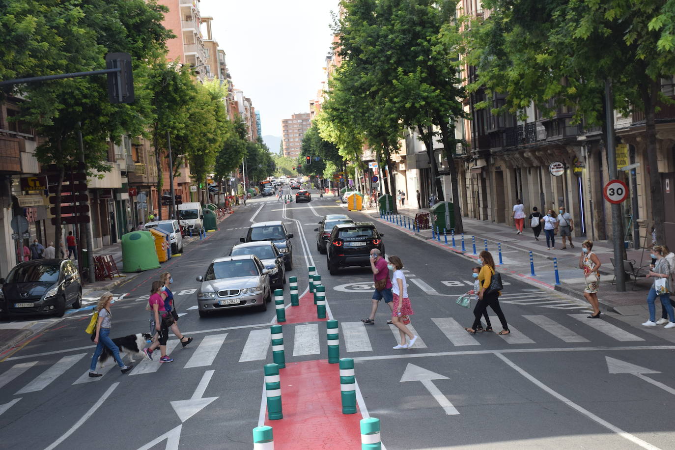 La actuación en la vía, que dejará un carril por sentido para el tráfico en general y habilitará otro para el autobús, provoca atascos en horas punta y despierta las dudas de cara a septiembre.