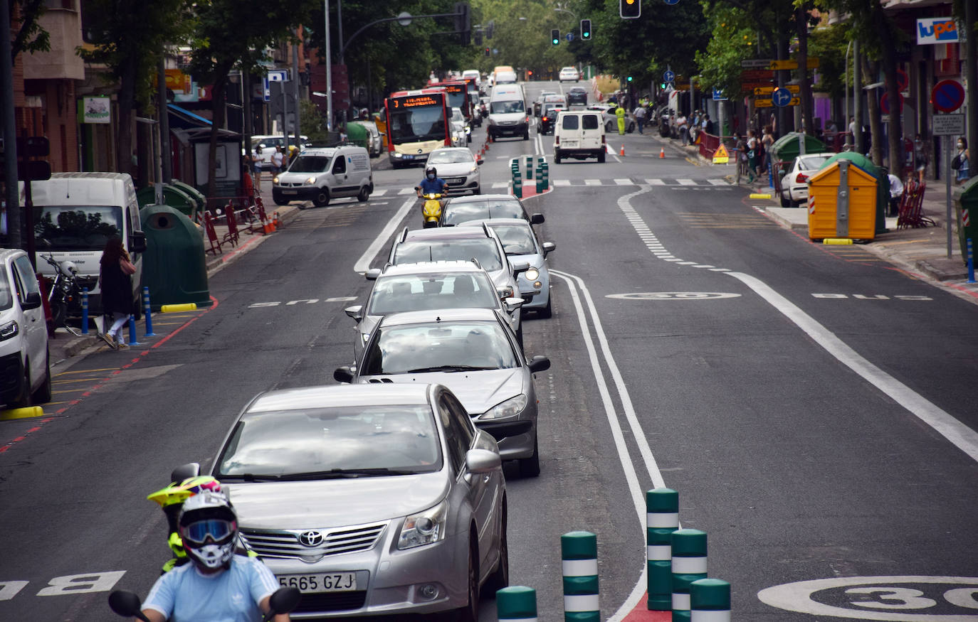 La actuación en la vía, que dejará un carril por sentido para el tráfico en general y habilitará otro para el autobús, provoca atascos en horas punta y despierta las dudas de cara a septiembre.