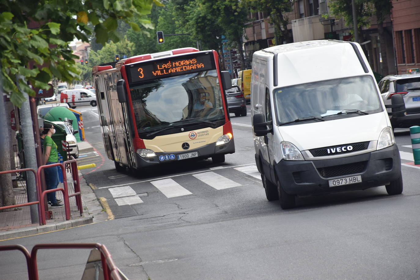 La actuación en la vía, que dejará un carril por sentido para el tráfico en general y habilitará otro para el autobús, provoca atascos en horas punta y despierta las dudas de cara a septiembre.