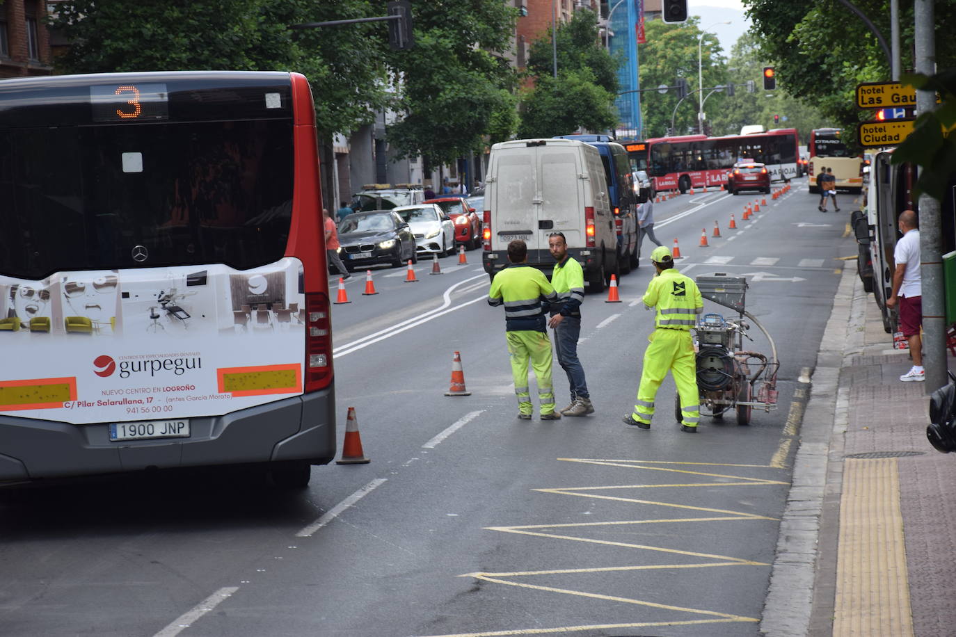 La actuación en la vía, que dejará un carril por sentido para el tráfico en general y habilitará otro para el autobús, provoca atascos en horas punta y despierta las dudas de cara a septiembre.