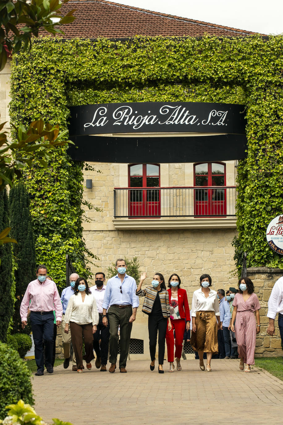 Sus Majestades han estado en las bodegas López de Heredia y La Rioja Alta en el barrio de La Estación, reuniéndose con responsables del sector enoturístico de la zona 