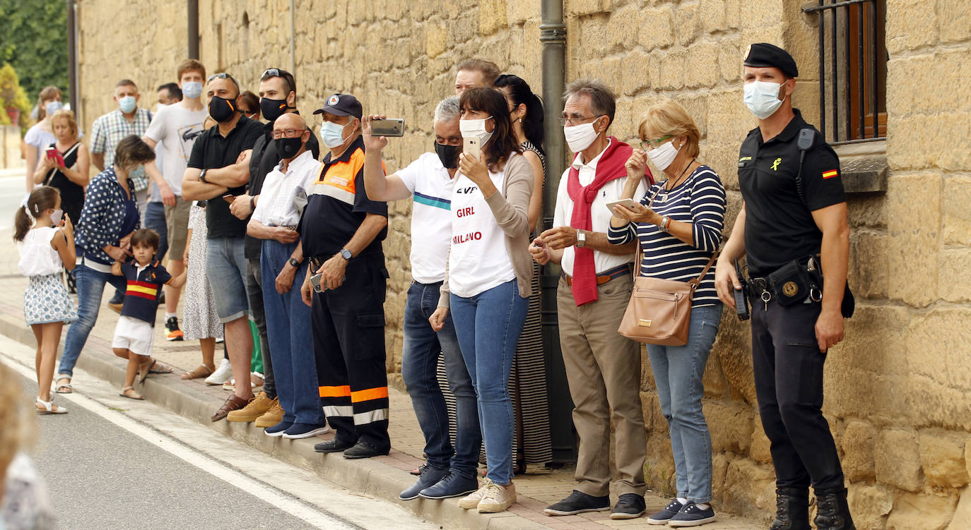 Sus Majestades han estado en las bodegas López de Heredia y La Rioja Alta en el barrio de La Estación, reuniéndose con responsables del sector enoturístico de la zona 