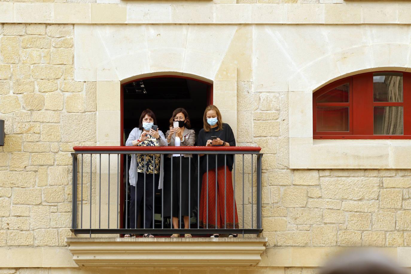 Sus Majestades han estado en las bodegas López de Heredia y La Rioja Alta en el barrio de La Estación, reuniéndose con responsables del sector enoturístico de la zona 