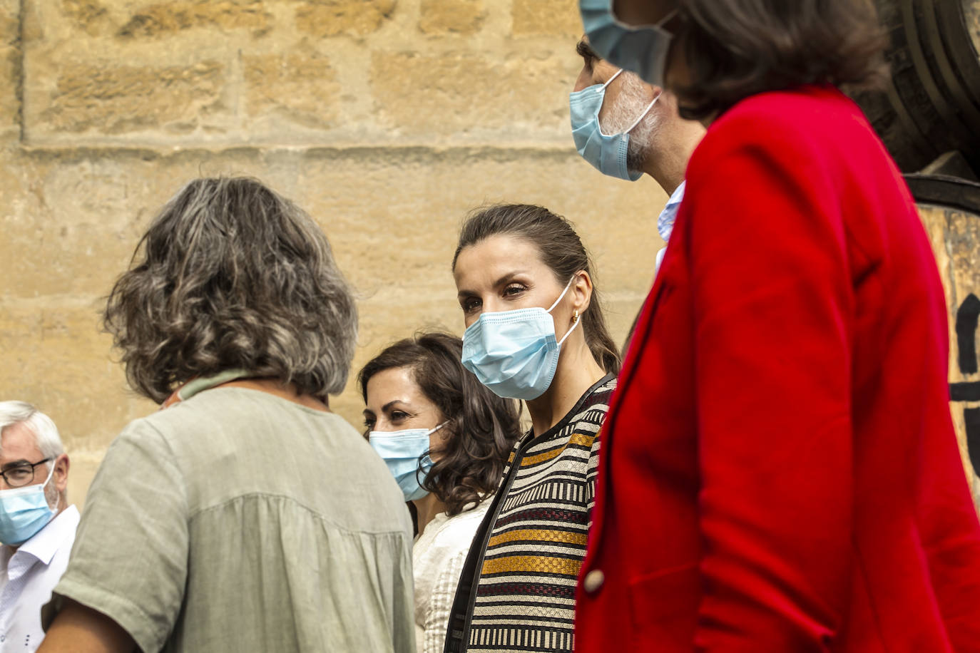 Sus Majestades han estado en las bodegas López de Heredia y La Rioja Alta en el barrio de La Estación, reuniéndose con responsables del sector enoturístico de la zona 