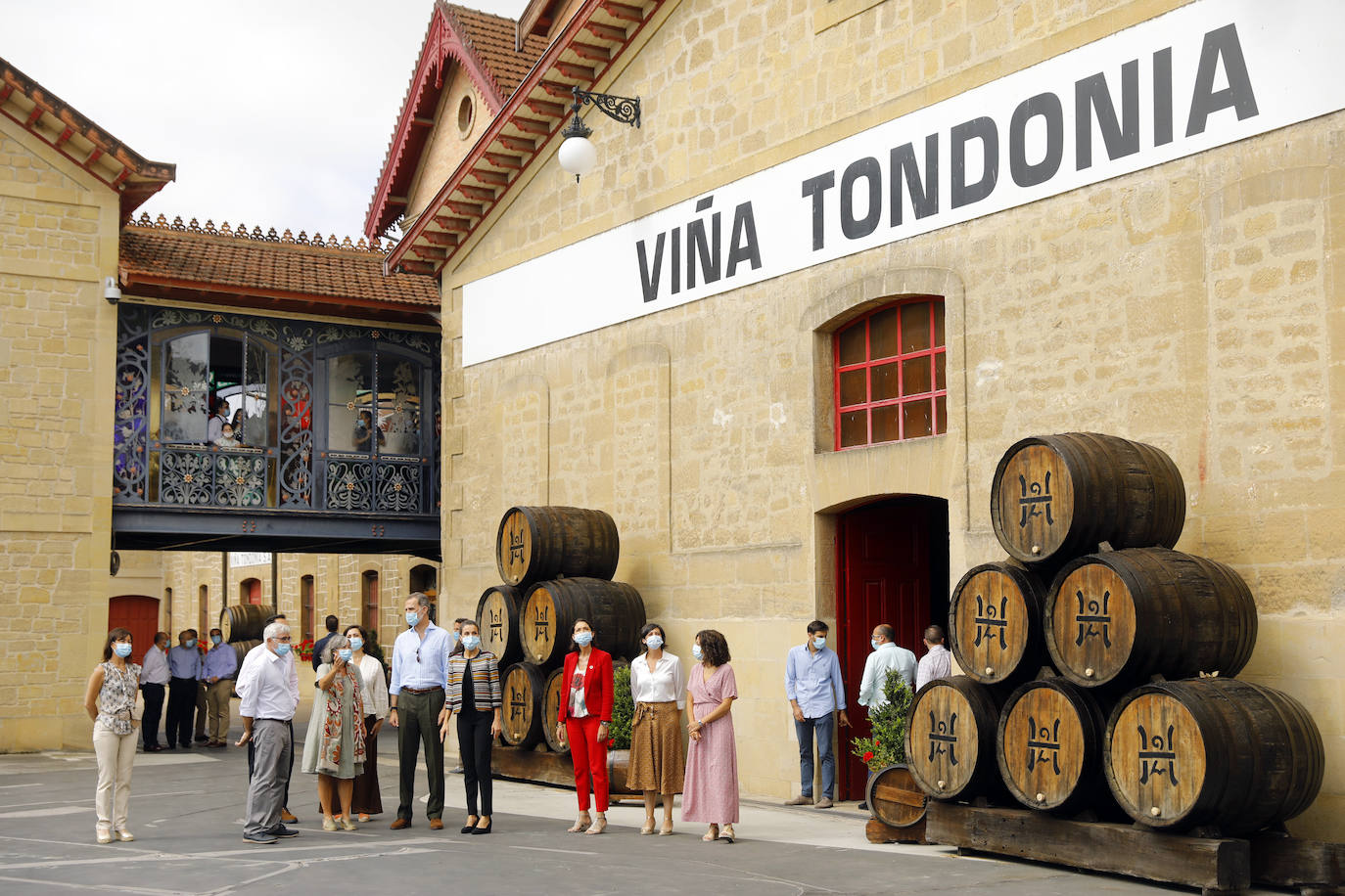 Sus Majestades han estado en las bodegas López de Heredia y La Rioja Alta en el barrio de La Estación, reuniéndose con responsables del sector enoturístico de la zona 