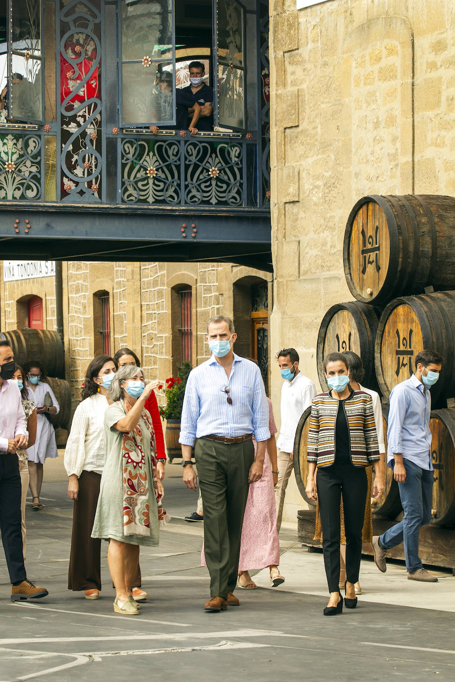 Sus Majestades han estado en las bodegas López de Heredia y La Rioja Alta en el barrio de La Estación, reuniéndose con responsables del sector enoturístico de la zona 