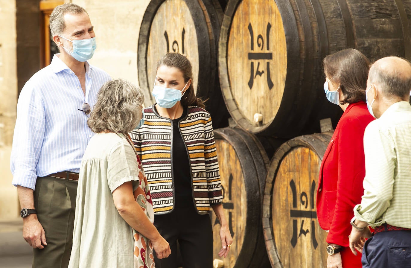 Sus Majestades han estado en las bodegas López de Heredia y La Rioja Alta en el barrio de La Estación, reuniéndose con responsables del sector enoturístico de la zona 