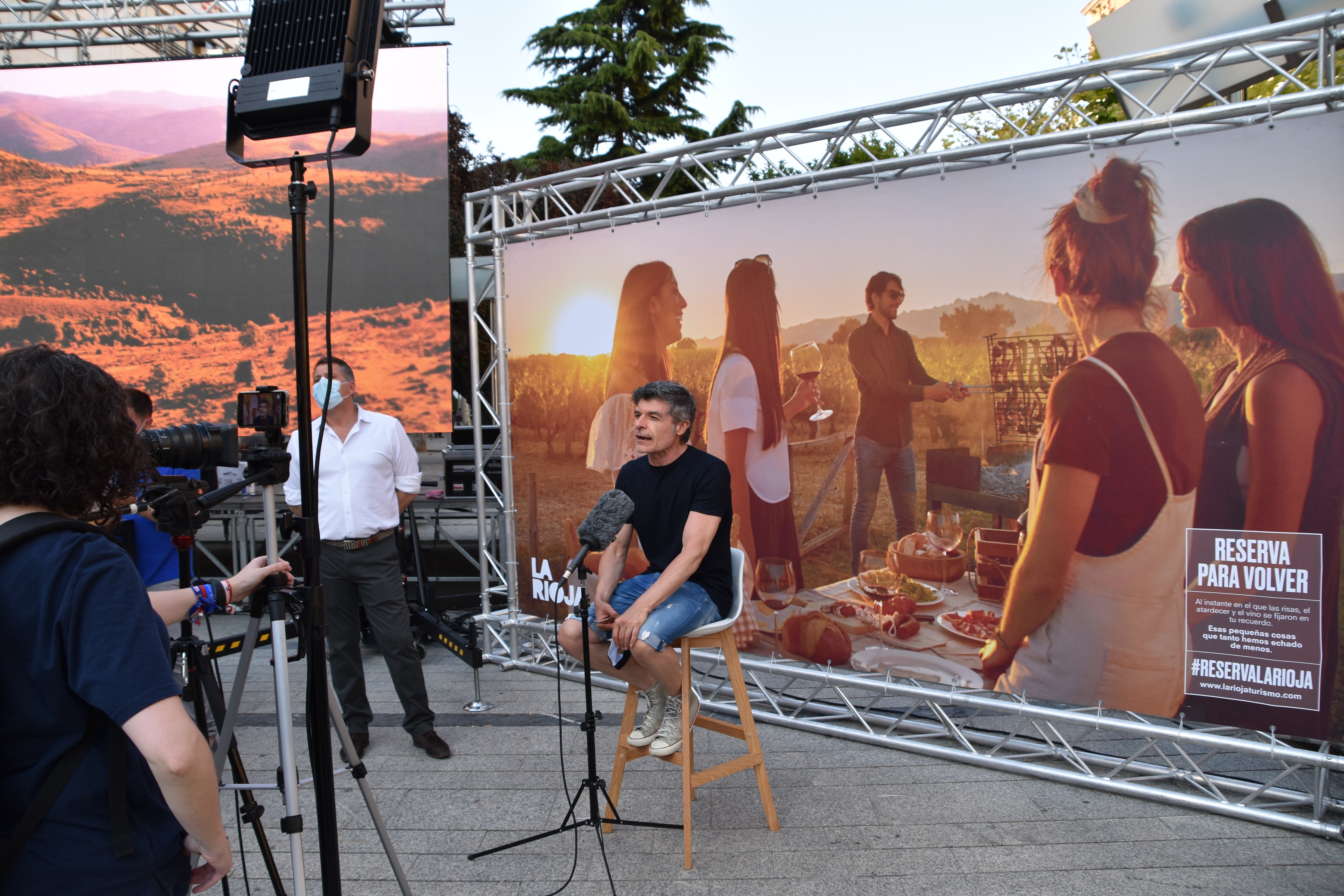 El actor Nacho Guerreros no ha dudado en ir a contar las maravillas de su localidad para apoyar el turismo riojano