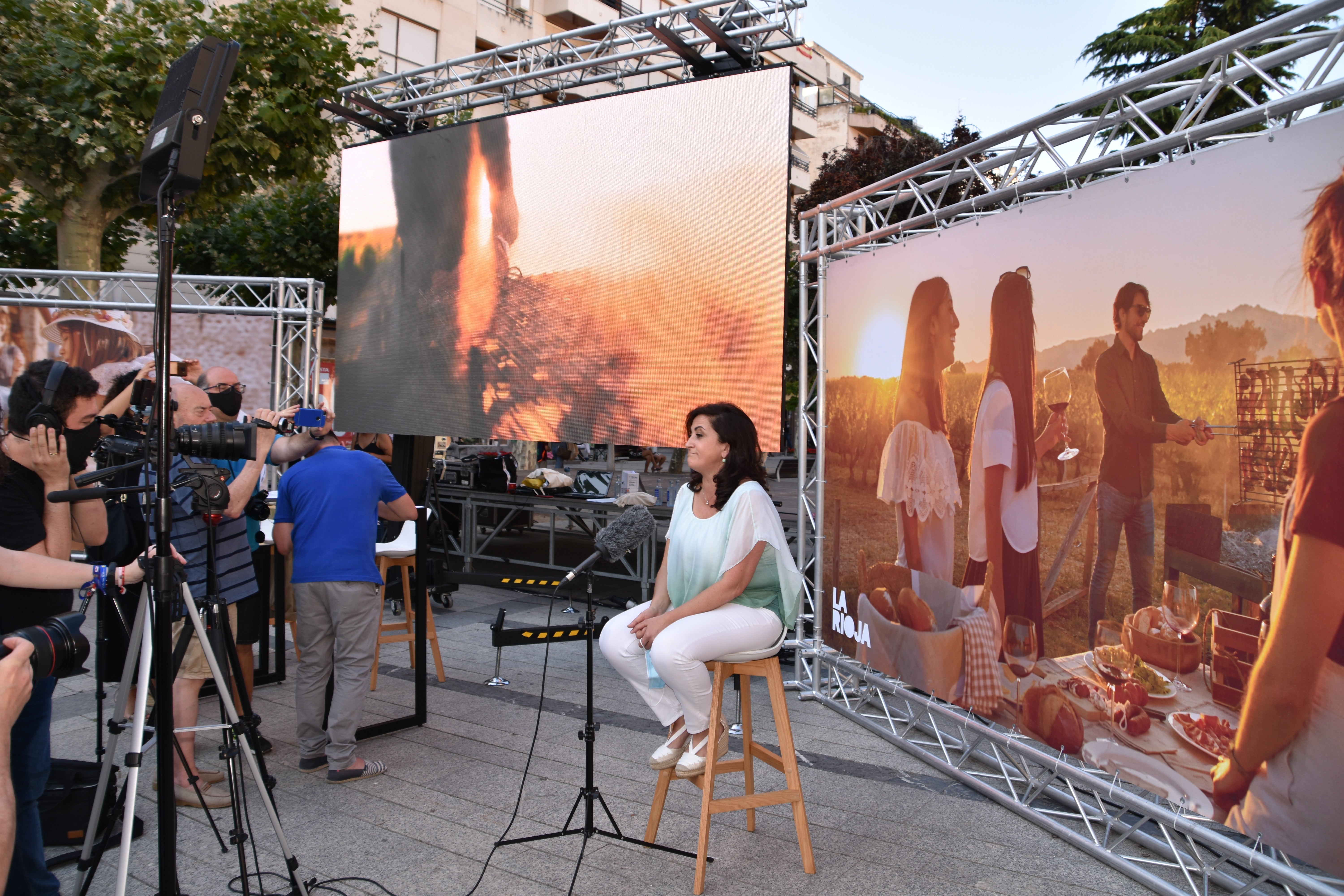 El actor Nacho Guerreros no ha dudado en ir a contar las maravillas de su localidad para apoyar el turismo riojano