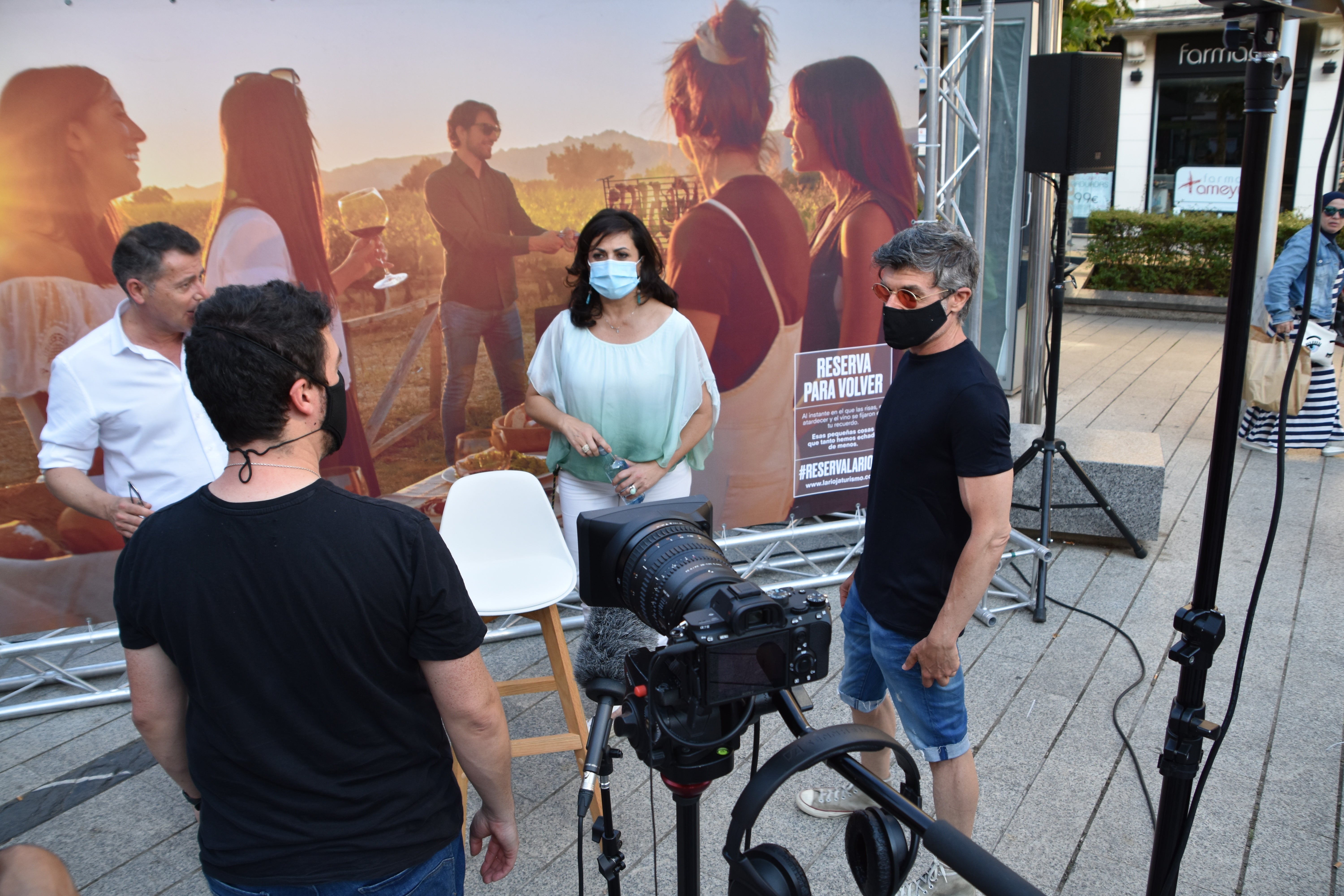 El actor Nacho Guerreros no ha dudado en ir a contar las maravillas de su localidad para apoyar el turismo riojano