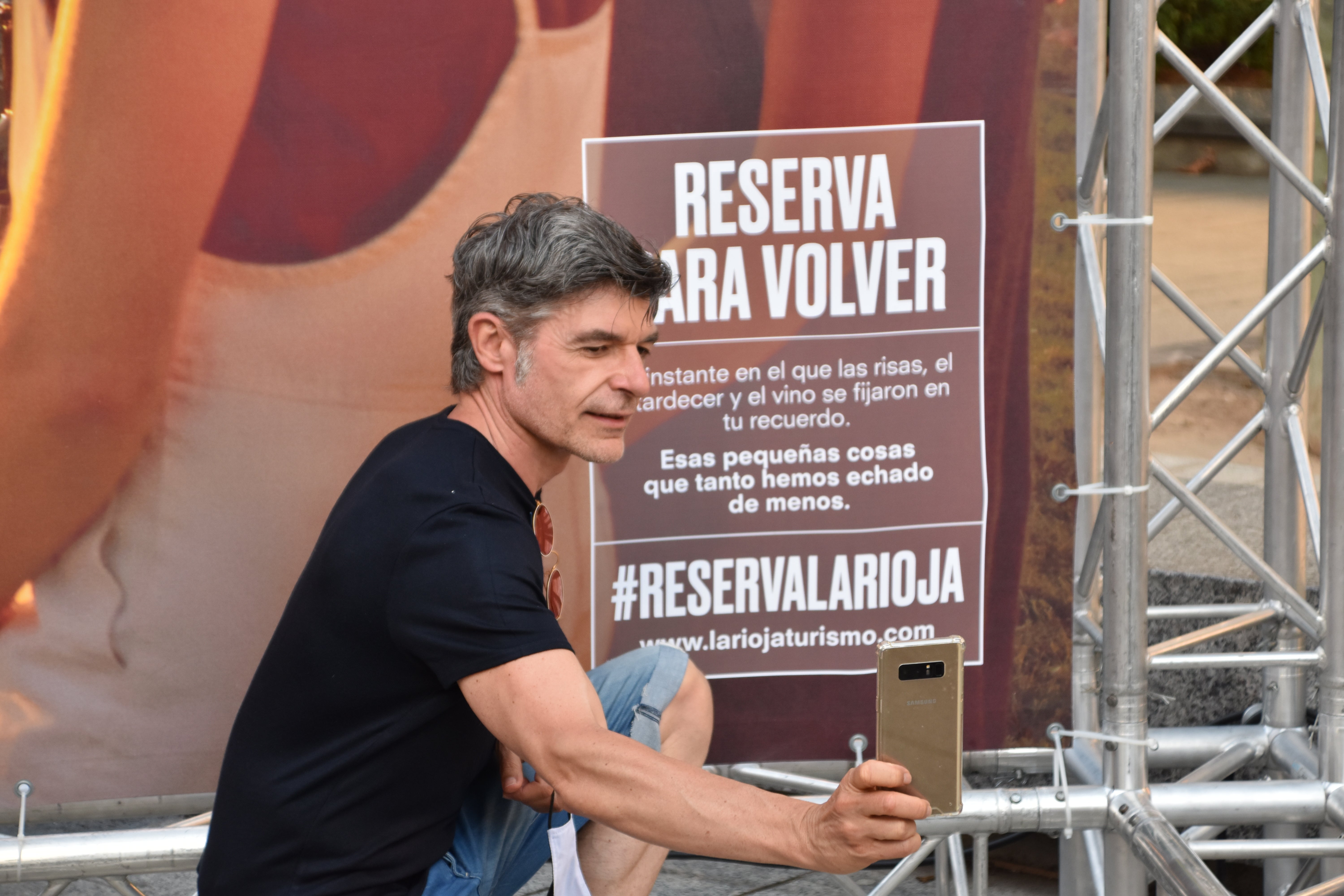 El actor Nacho Guerreros no ha dudado en ir a contar las maravillas de su localidad para apoyar el turismo riojano