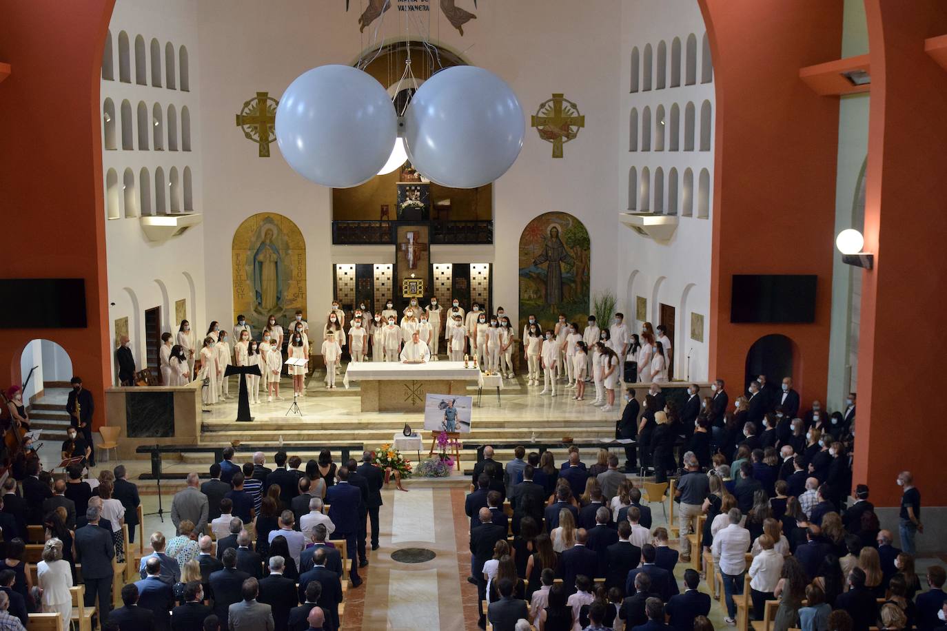 El emotivo funeral por el jefe de los GAR se ha celebrado en la iglesia de Nuestra señora de Valvanera, en Logroño