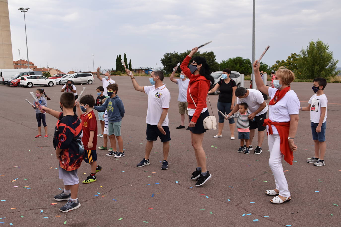 A pesar de la lluvia, los niños disfrutaron con los encierros simulados, la chocolatada y el baile