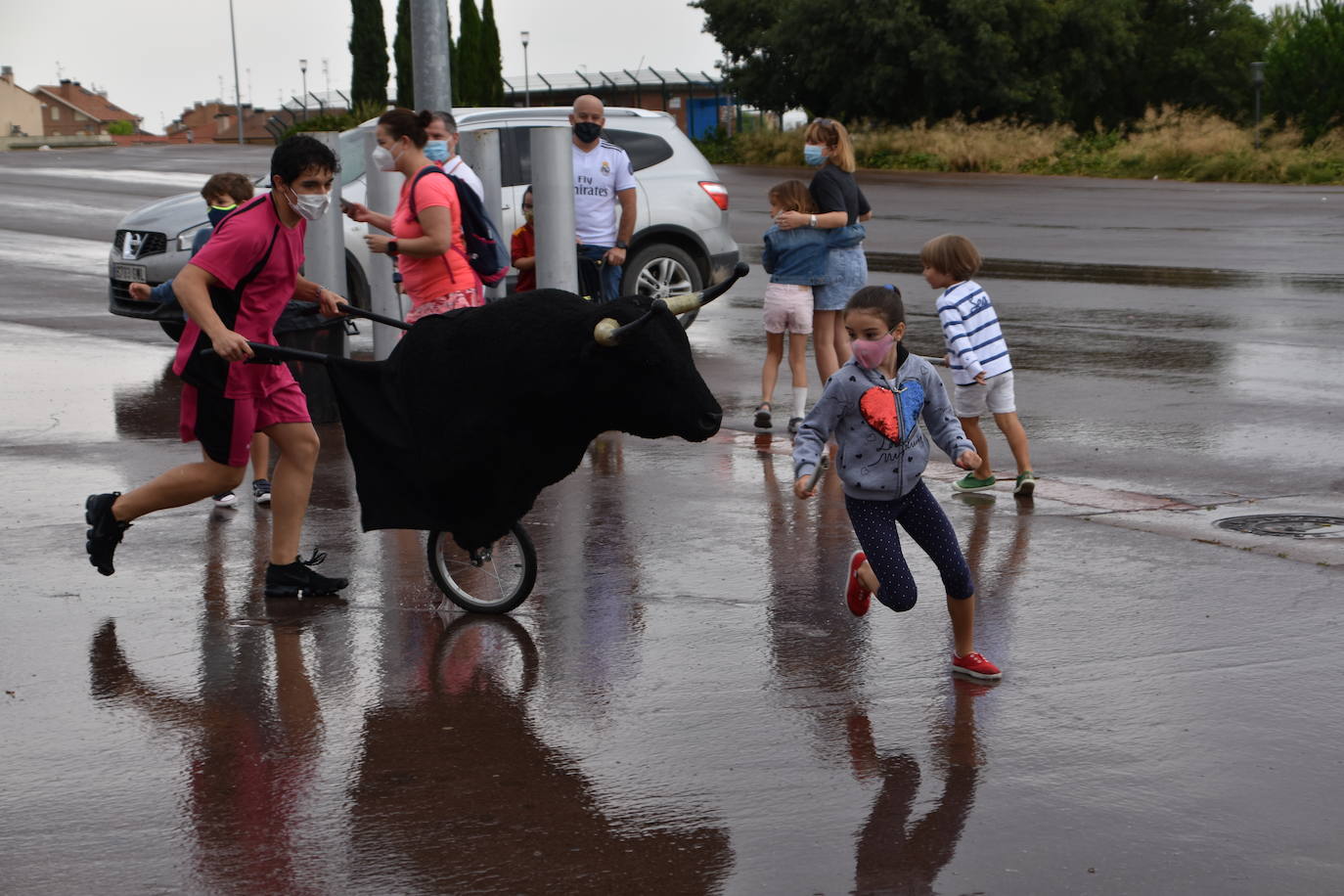 A pesar de la lluvia, los niños disfrutaron con los encierros simulados, la chocolatada y el baile