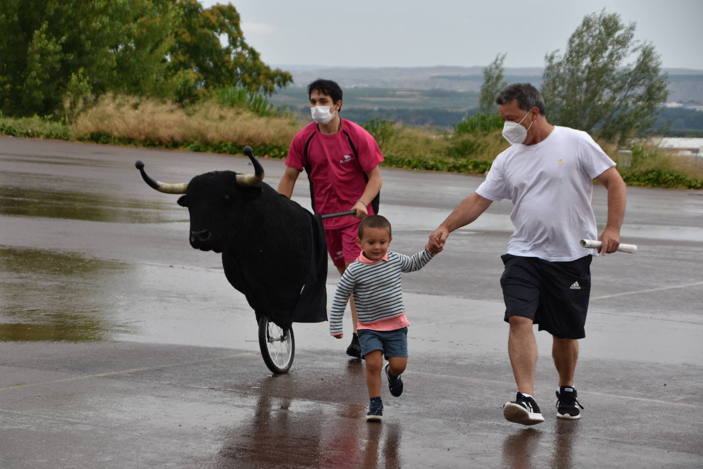 A pesar de la lluvia, los niños disfrutaron con los encierros simulados, la chocolatada y el baile