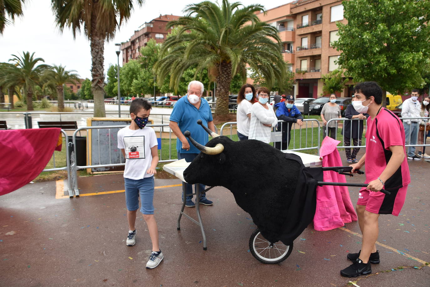 A pesar de la lluvia, los niños disfrutaron con los encierros simulados, la chocolatada y el baile