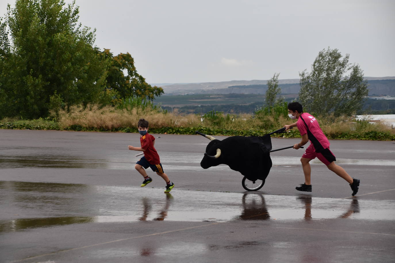 A pesar de la lluvia, los niños disfrutaron con los encierros simulados, la chocolatada y el baile