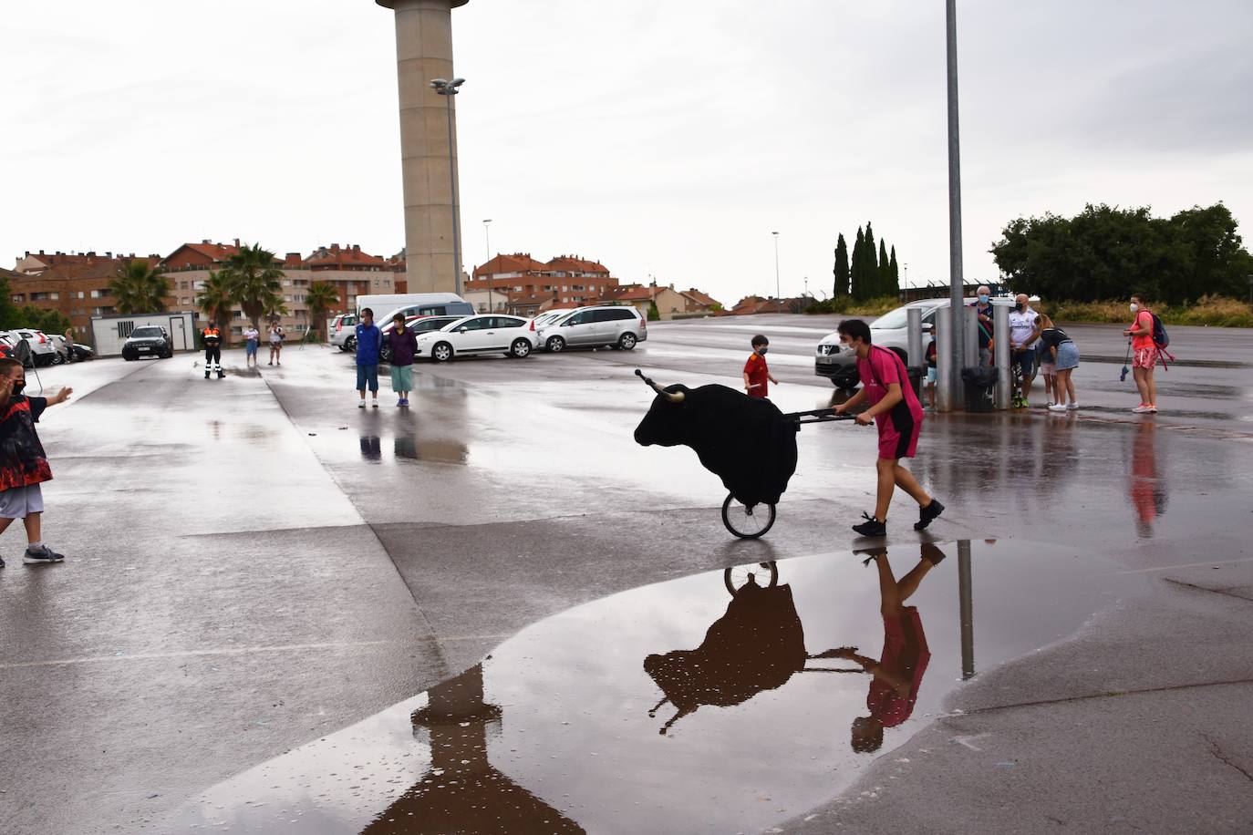 A pesar de la lluvia, los niños disfrutaron con los encierros simulados, la chocolatada y el baile