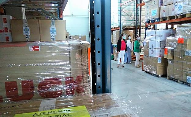 Concha Andreu y Sara Alba visitan el almacén de material sanitario del Gobierno de La Rioja. 