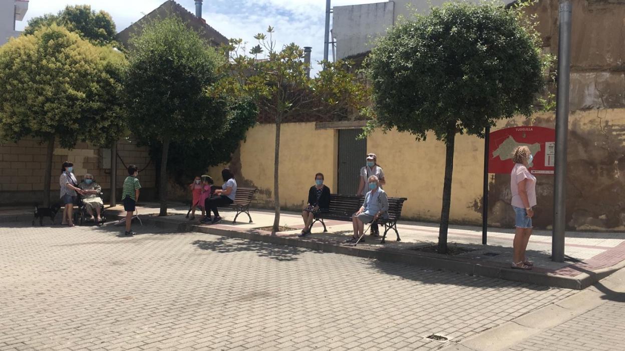 En la plaza de Tudelilla, todos con mascarillas, hasta los niños. 