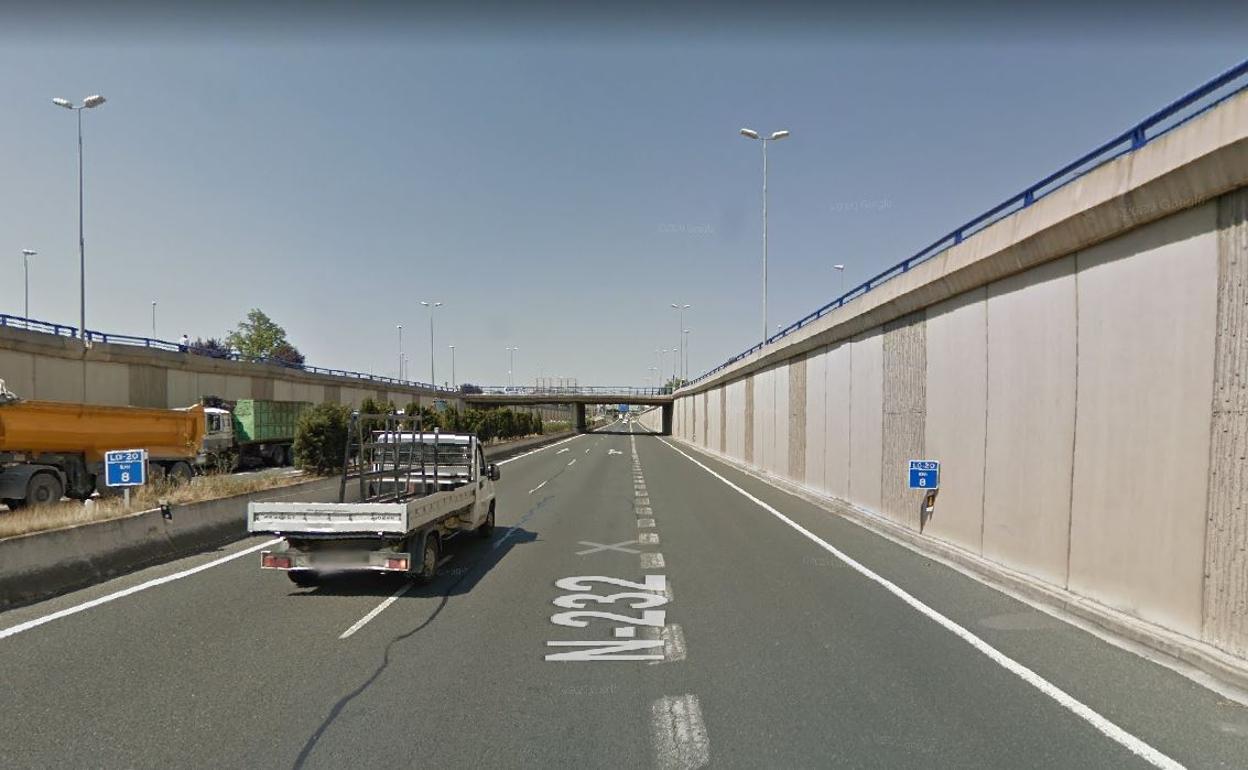 Un hombre de 71 años resulta herido en el choque entre un coche y un camión en la LO-20