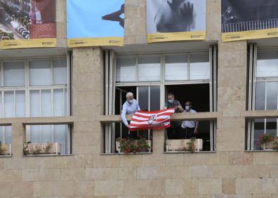 Imagen secundaria 1 - Ascenso a Segunda División: La bandera de la UDL ya luce en el Ayuntamiento de Logroño