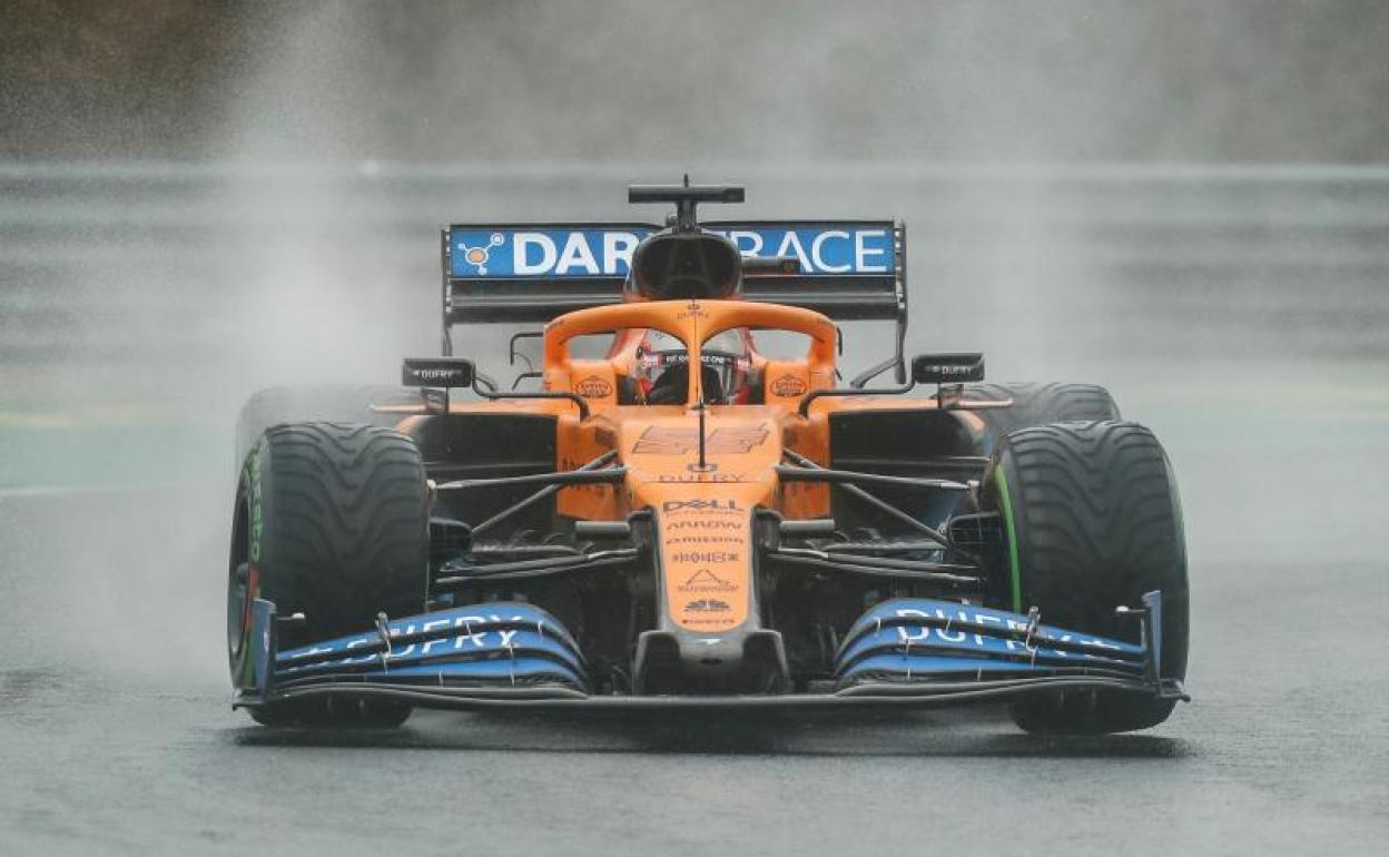 El McLaren de Carlos Sainz, durante los libres del viernes en Hungaroring.