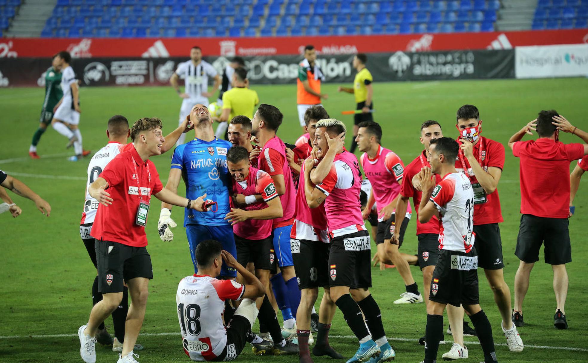 Los jugadores de la UDL celebran el ascenso en el césped de La Rosaleda